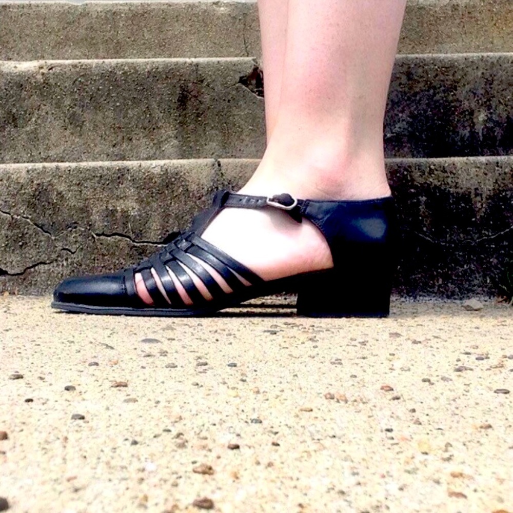 Vintage 90s Naturalizer Leather T-Strap Sandals Woven Black Leather